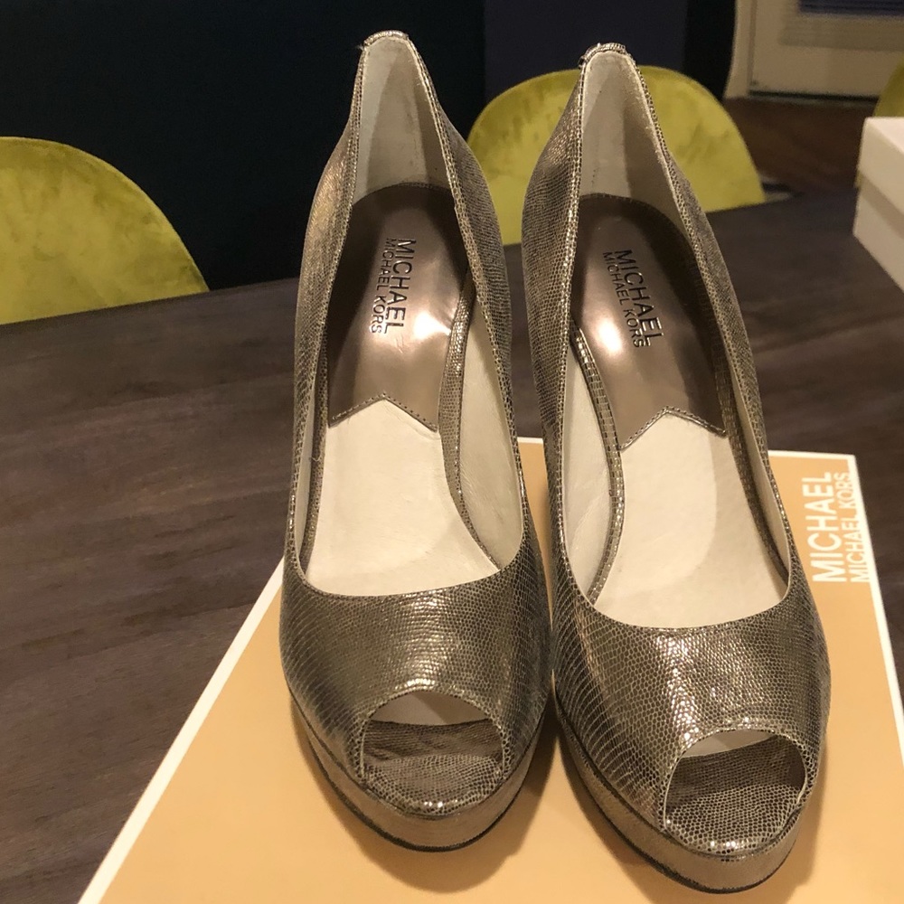 NIB Michael Kors platinum platform peep toe pumps